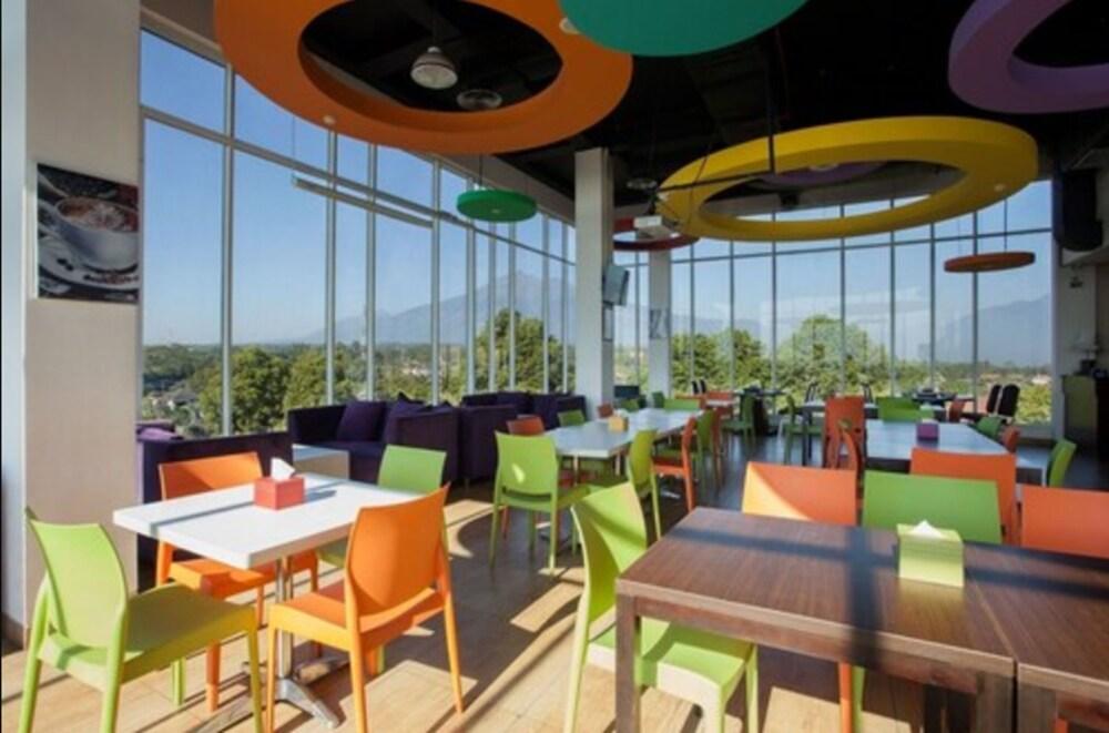 Laras Asri Resort & Spa サラティガ エクステリア 写真