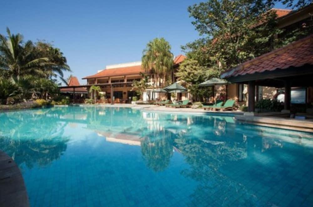 Laras Asri Resort & Spa サラティガ エクステリア 写真