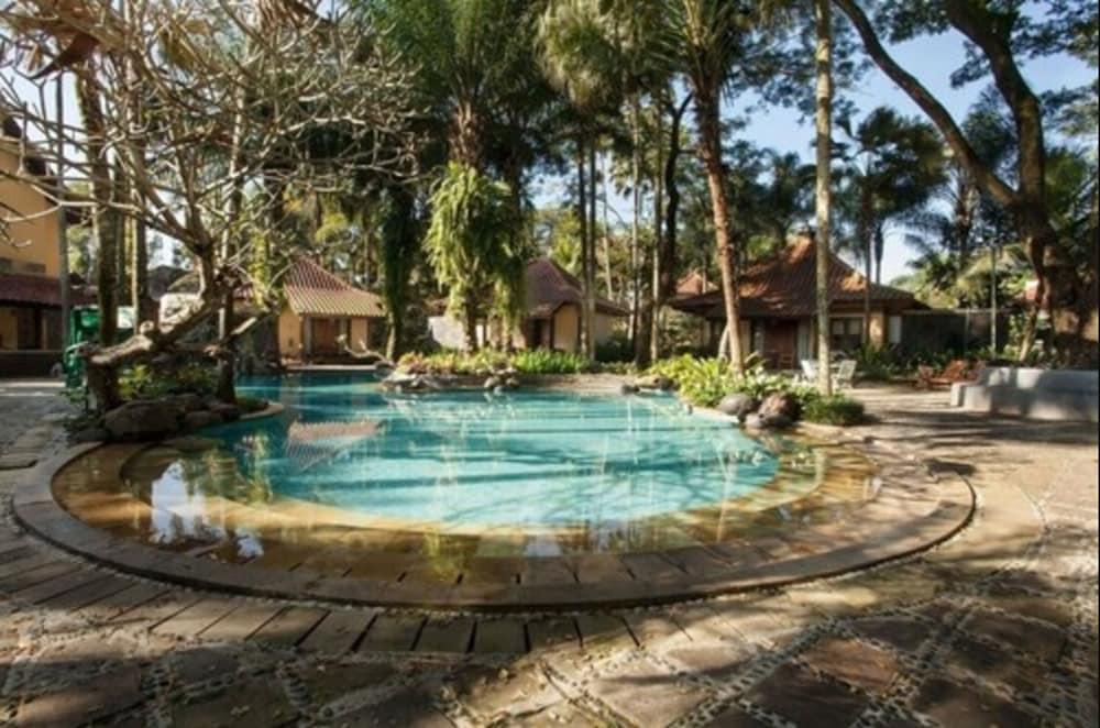 Laras Asri Resort & Spa サラティガ エクステリア 写真