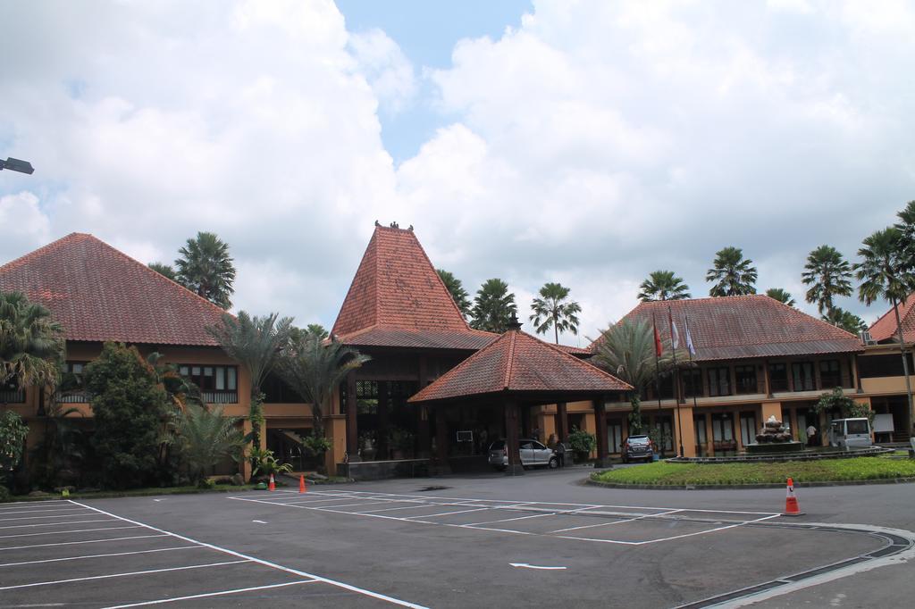 Laras Asri Resort & Spa サラティガ エクステリア 写真