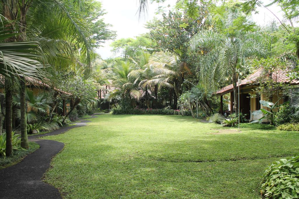 Laras Asri Resort & Spa サラティガ エクステリア 写真