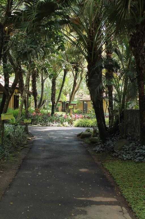 Laras Asri Resort & Spa サラティガ エクステリア 写真