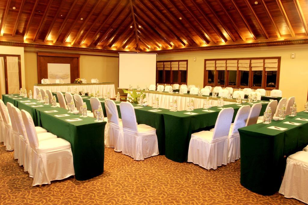 Laras Asri Resort & Spa サラティガ エクステリア 写真