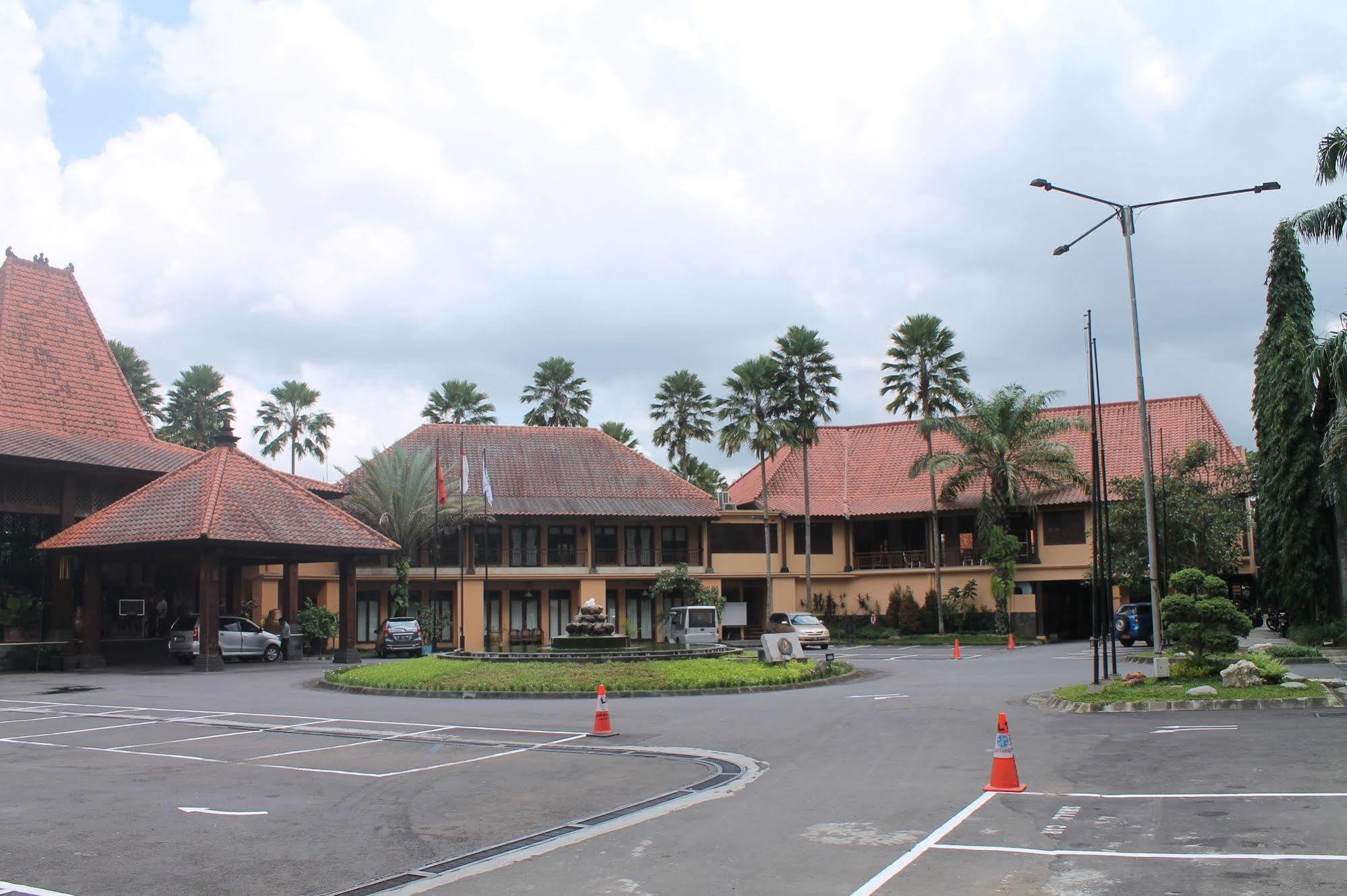 Laras Asri Resort & Spa サラティガ エクステリア 写真