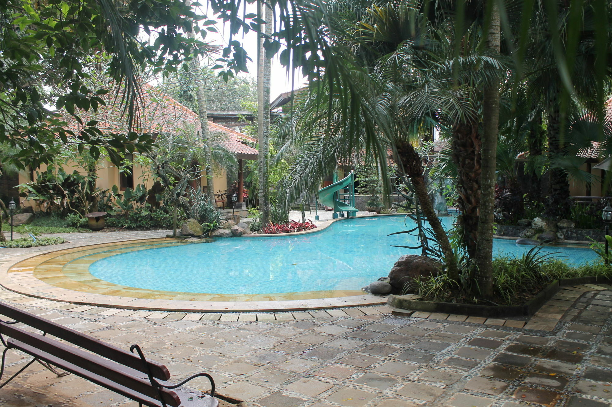 Laras Asri Resort & Spa サラティガ エクステリア 写真