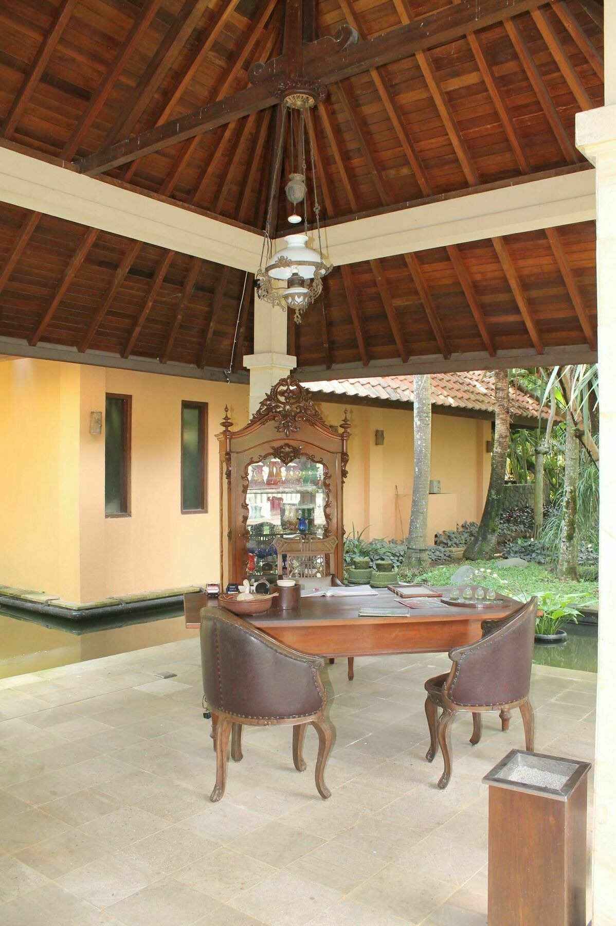 Laras Asri Resort & Spa サラティガ エクステリア 写真