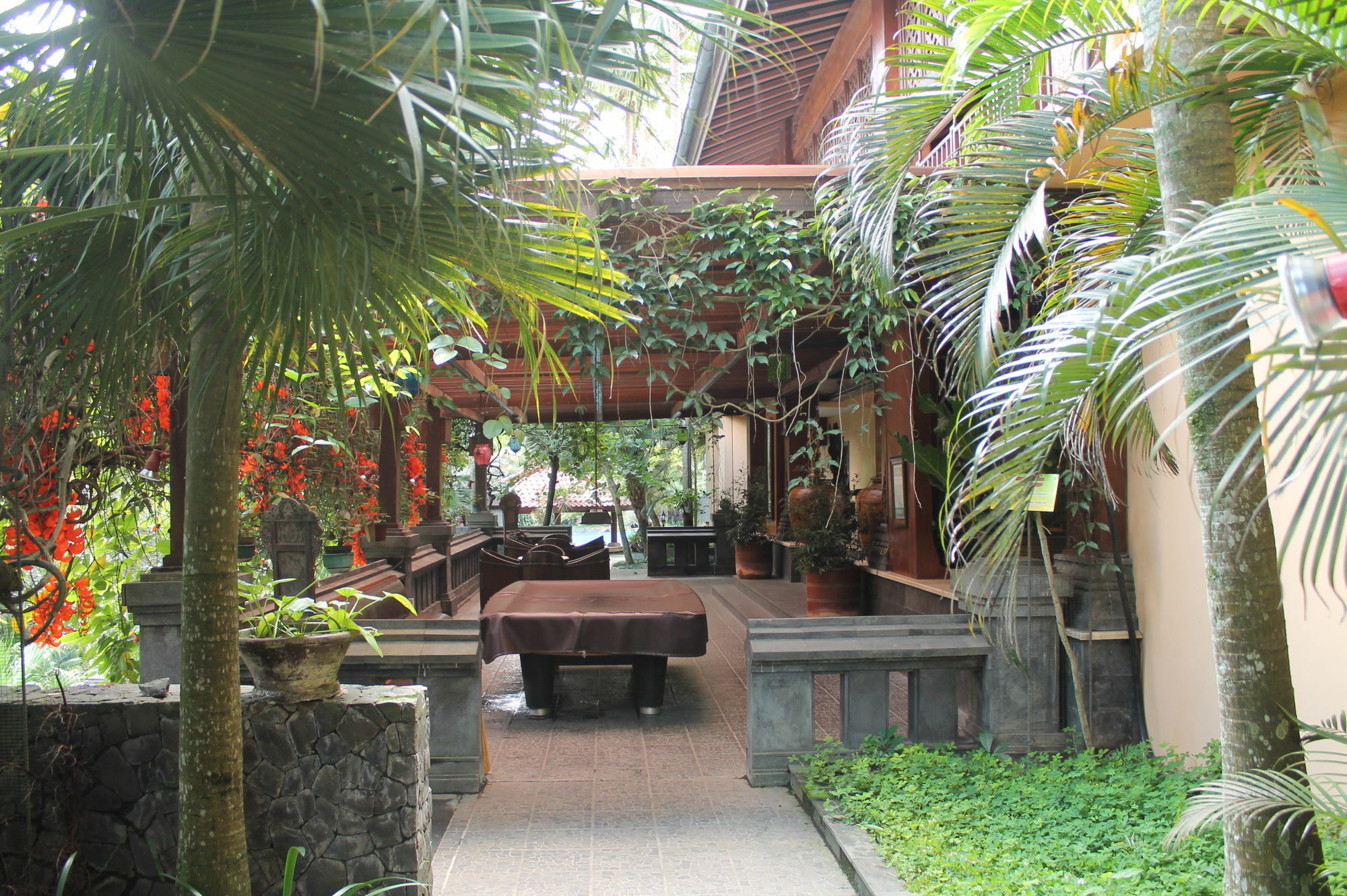 Laras Asri Resort & Spa サラティガ エクステリア 写真