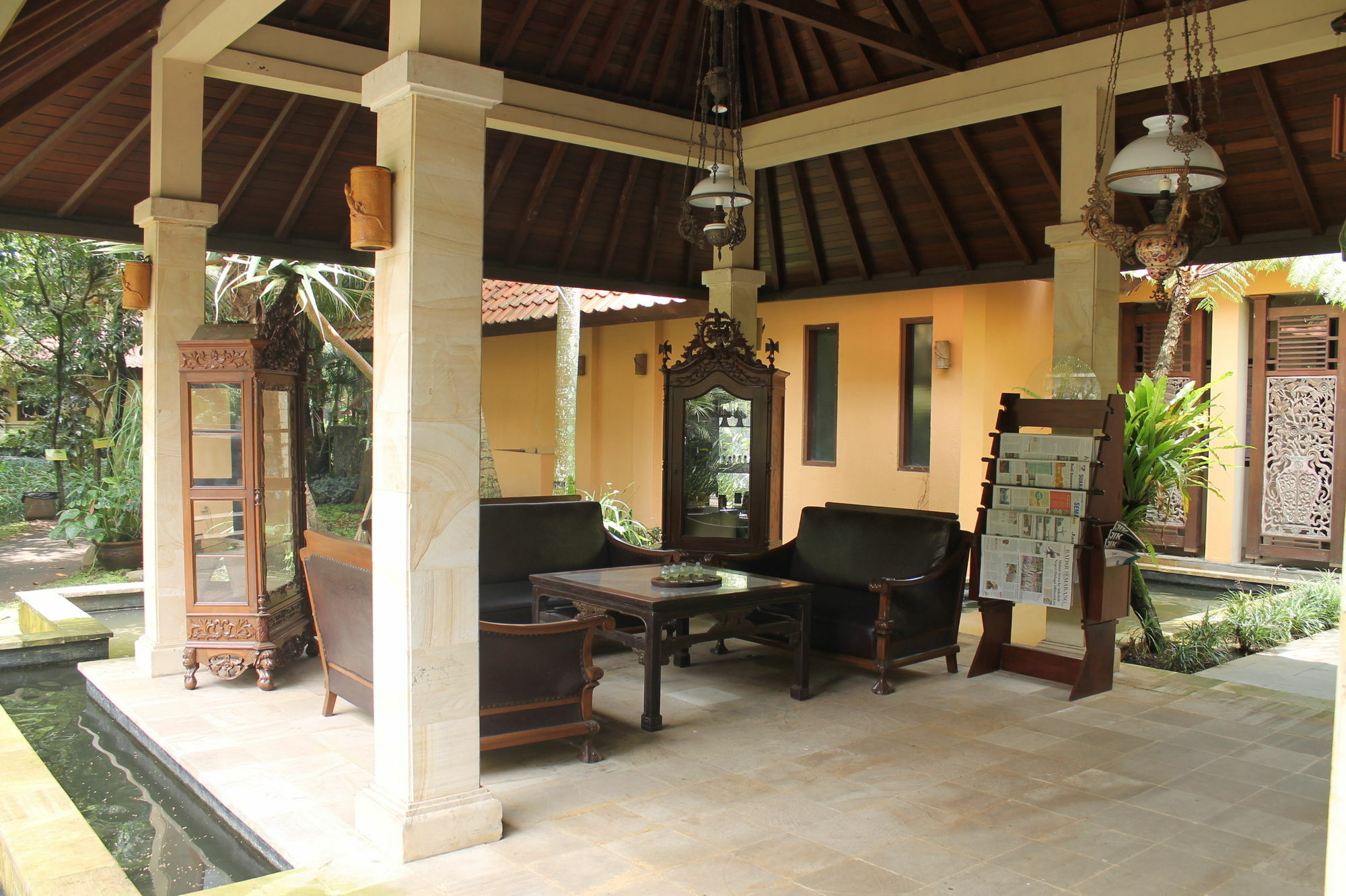 Laras Asri Resort & Spa サラティガ エクステリア 写真