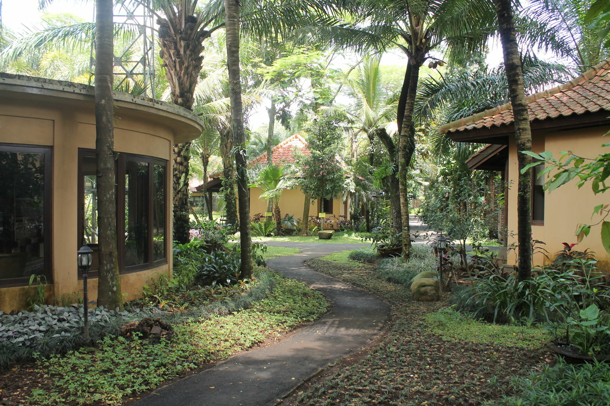 Laras Asri Resort & Spa サラティガ エクステリア 写真