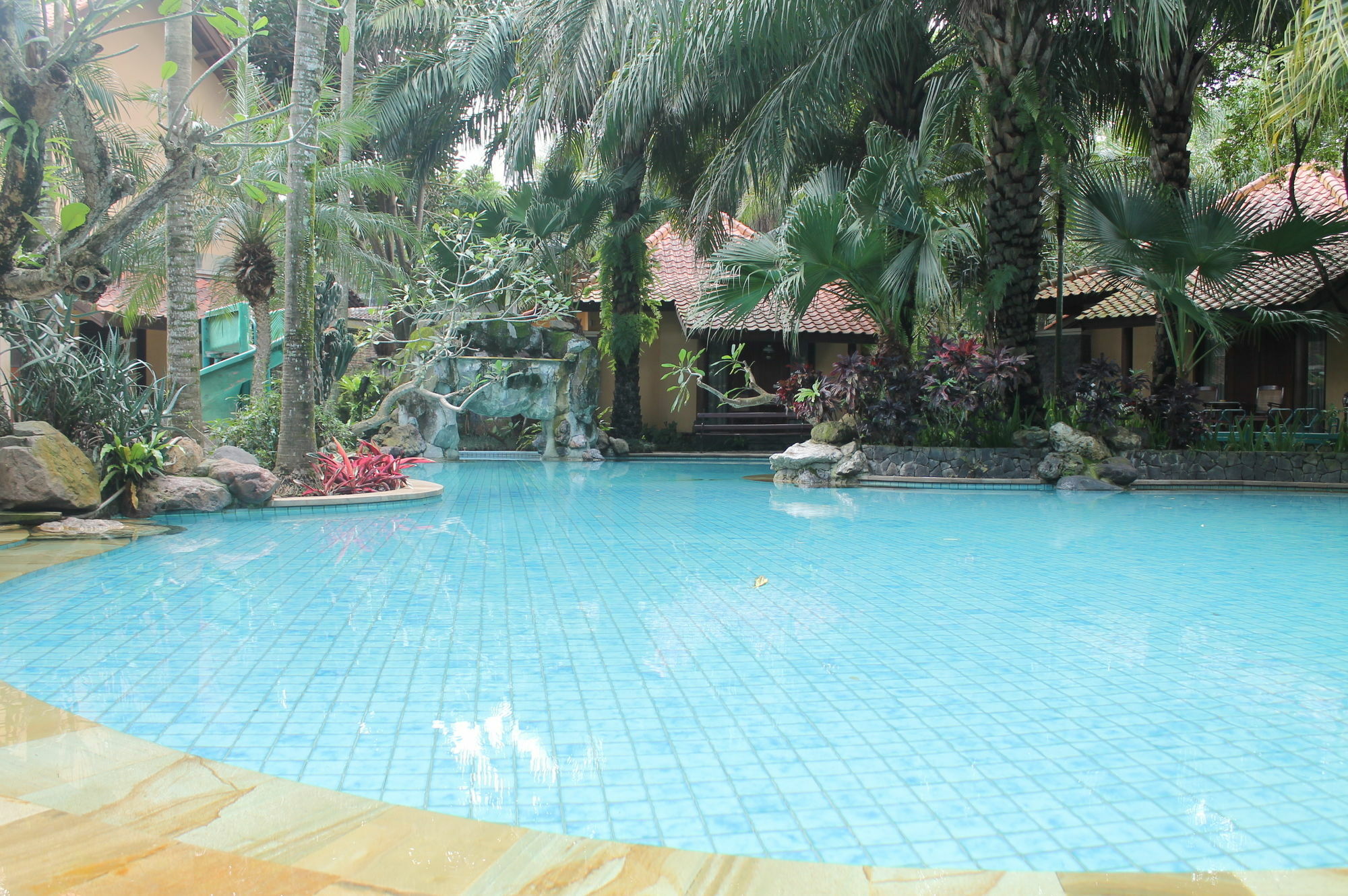 Laras Asri Resort & Spa サラティガ エクステリア 写真